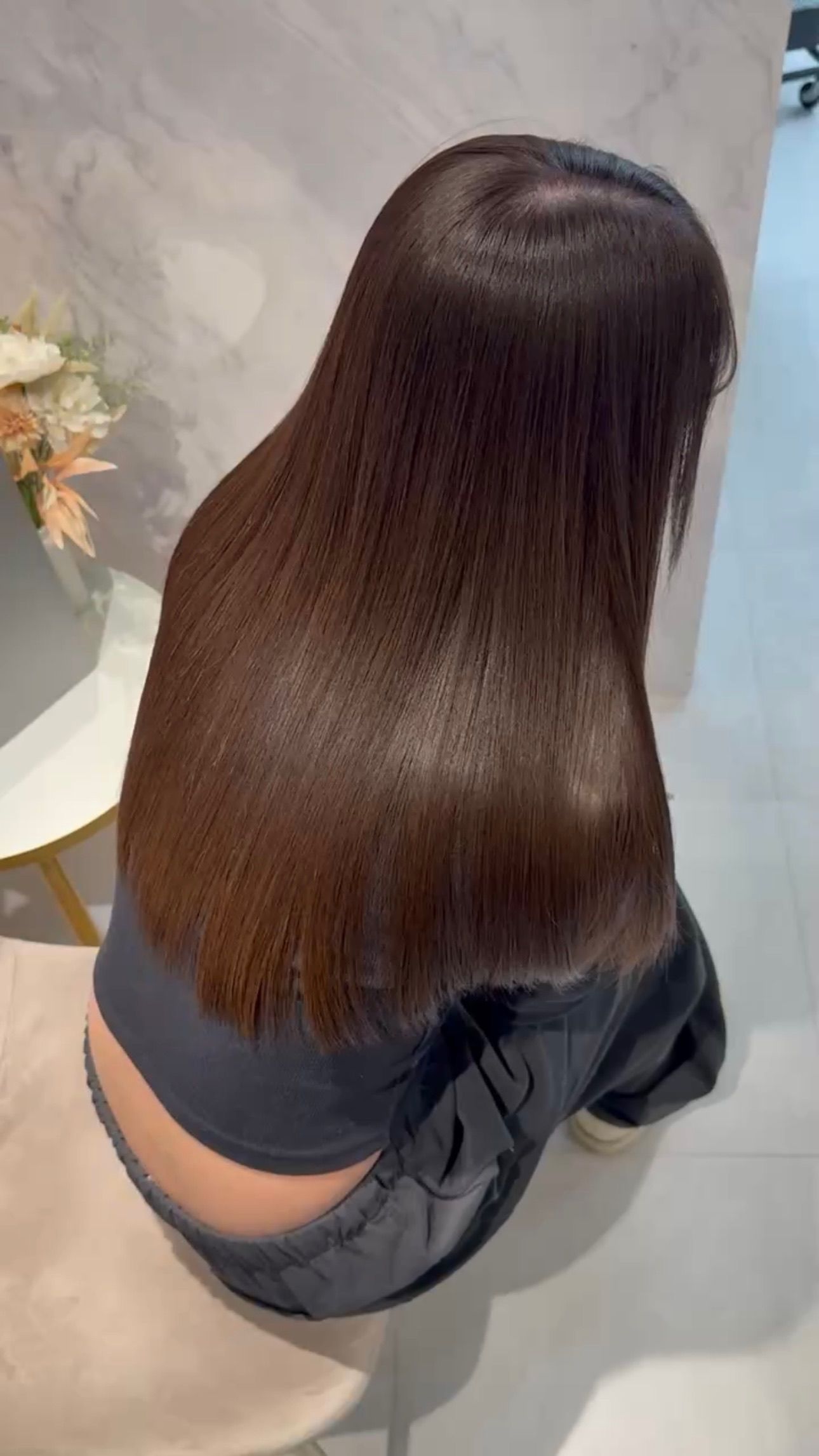 茶系のロングヘアの後ろ姿