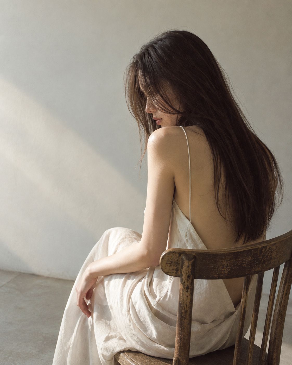 椅子に座った女性のイメージ写真